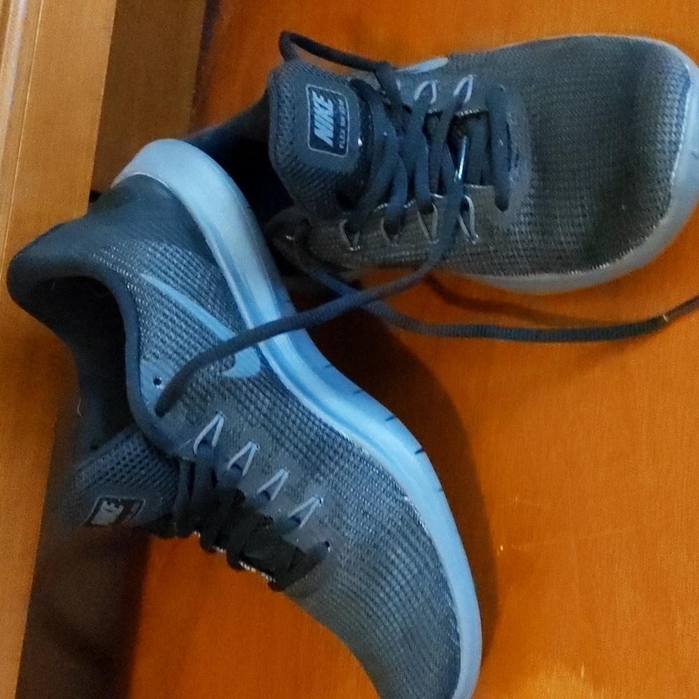 Nike Women's Black and Gray Lightweight Running Shoes